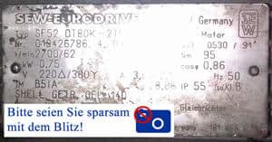 Typenschild: Bitte seien Sie beim Fotografieren sparsam mit dem Blitz, die Reflektionen machen das Typenschild unleserlich!